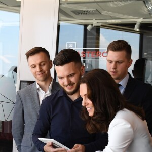 Le prince William et Kate Middleton visitaient un incubateur de start-up à l'immeuble d'affaires The Spire et ont pu s'essayer à la réalité virtuelle, le 17 juillet 2017 à Varsovie lors de leur visite officielle en Pologne.