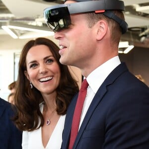 Le prince William et Kate Middleton visitaient un incubateur de start-up à l'immeuble d'affaires The Spire et ont pu s'essayer à la réalité virtuelle, le 17 juillet 2017 à Varsovie lors de leur visite officielle en Pologne.