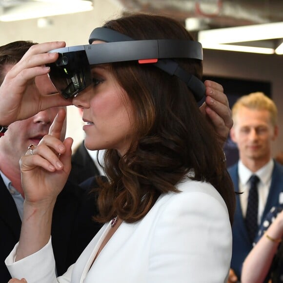 Le prince William et Kate Middleton visitaient un incubateur de start-up à l'immeuble d'affaires The Spire et ont pu s'essayer à la réalité virtuelle, le 17 juillet 2017 à Varsovie lors de leur visite officielle en Pologne.