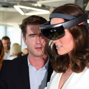 Le prince William et Kate Middleton visitaient un incubateur de start-up à l'immeuble d'affaires The Spire et ont pu s'essayer à la réalité virtuelle, le 17 juillet 2017 à Varsovie lors de leur visite officielle en Pologne.