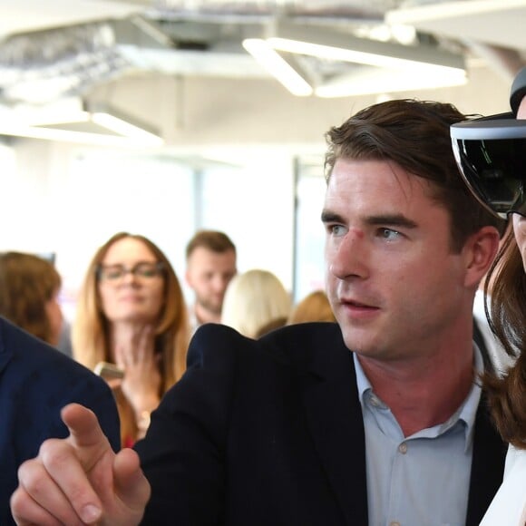 Le prince William et Kate Middleton visitaient un incubateur de start-up à l'immeuble d'affaires The Spire et ont pu s'essayer à la réalité virtuelle, le 17 juillet 2017 à Varsovie lors de leur visite officielle en Pologne.