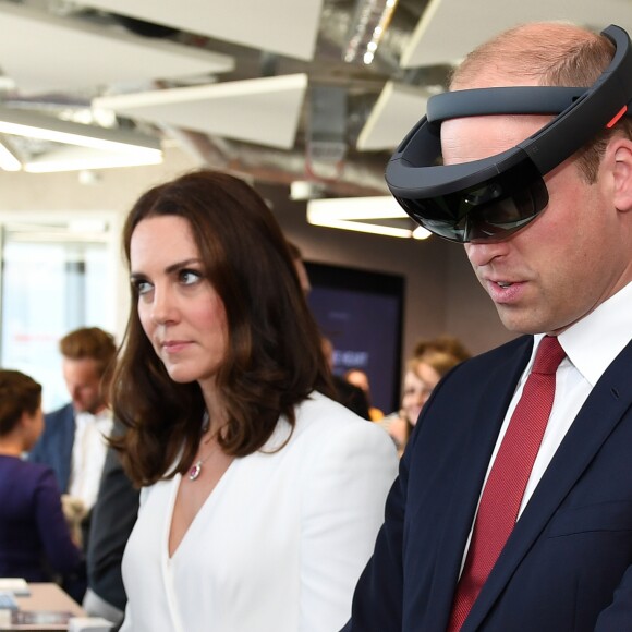 Le prince William et Kate Middleton visitaient un incubateur de start-up à l'immeuble d'affaires The Spire et ont pu s'essayer à la réalité virtuelle, le 17 juillet 2017 à Varsovie lors de leur visite officielle en Pologne.