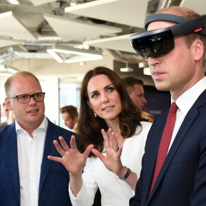 Le prince William et Kate Middleton visitaient un incubateur de start-up à l'immeuble d'affaires The Spire et ont pu s'essayer à la réalité virtuelle, le 17 juillet 2017 à Varsovie lors de leur visite officielle en Pologne.