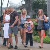 Britney Spears se promène sous la pluie avec ses fils Sean et Jayden Federline et des amis en vacances à Hawaii, le 7 août 2016.
