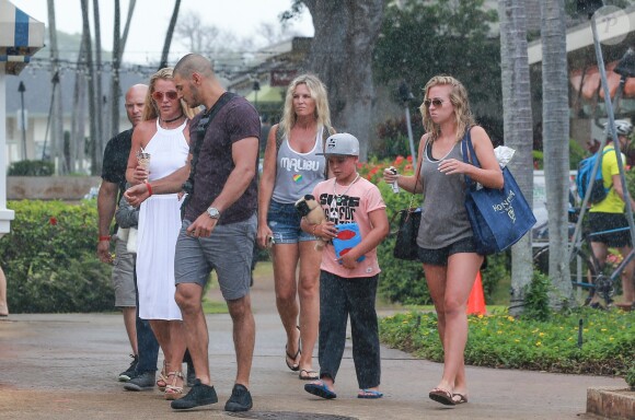 Britney Spears se promène sous la pluie avec ses fils Sean et Jayden Federline et des amis en vacances à Hawaii, le 7 août 2016.