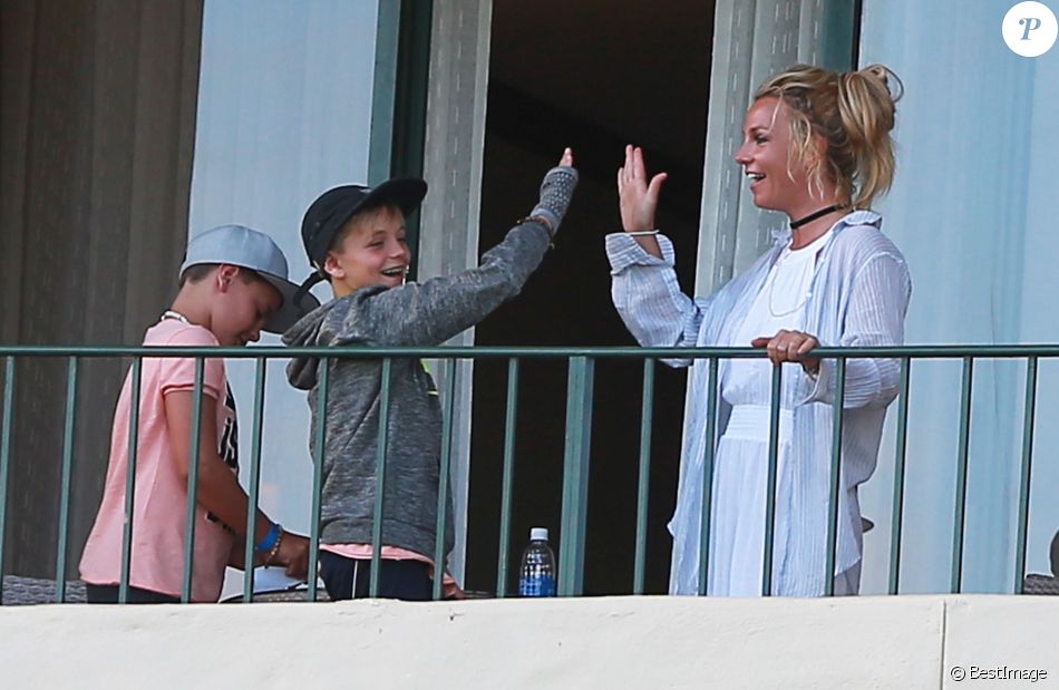 Exclusif - Britney Spears et ses fils Sean et Jaden lancent des avions en papier depuis le ...