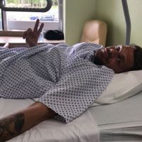 Keen'V : Il poste une photo à l'hôpital puis rassure ses fans...