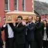 Jim Carrey porte le cercueil de Cathriona White à Cappawhite, Irlande, le 10 octobre 2015.