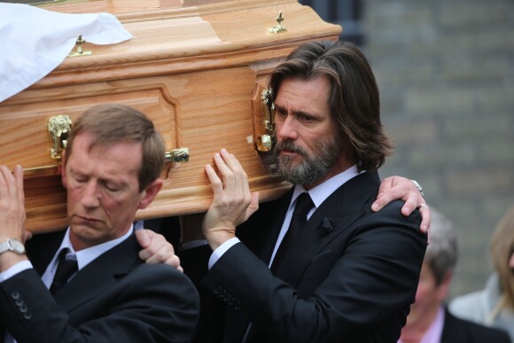 Jim Carrey porte le cercueil de Cathriona White à Cappawhite, Irlande, le 10 octobre 2015.