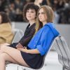 Annie Clark et Cara Delevingne - Défilé de mode "Chanel", collection prêt-à-porter printemps-été 2016, au Grand Palais à Paris. Le 6 octobre 2015.