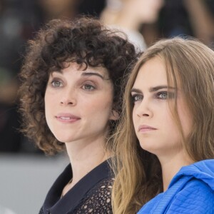 Annie Clark et Cara Delevingne - Défilé de mode "Chanel", collection prêt-à-porter printemps-été 2016, au Grand Palais à Paris. Le 6 octobre 2015.