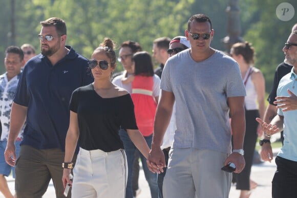 Jennifer Lopez et son compagnon Alex Rodriguez se promènent au jardin des Tuileries et au Louvre à Paris le 18 juin 2017.