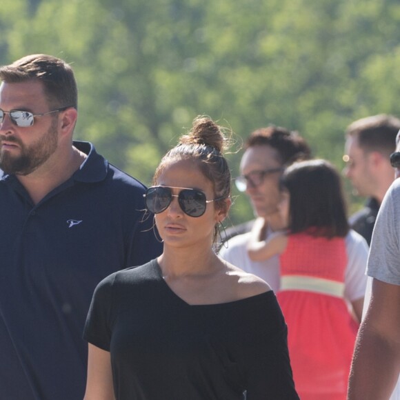 Jennifer Lopez et son compagnon Alex Rodriguez se promènent au jardin des Tuileries et au Louvre à Paris le 18 juin 2017.