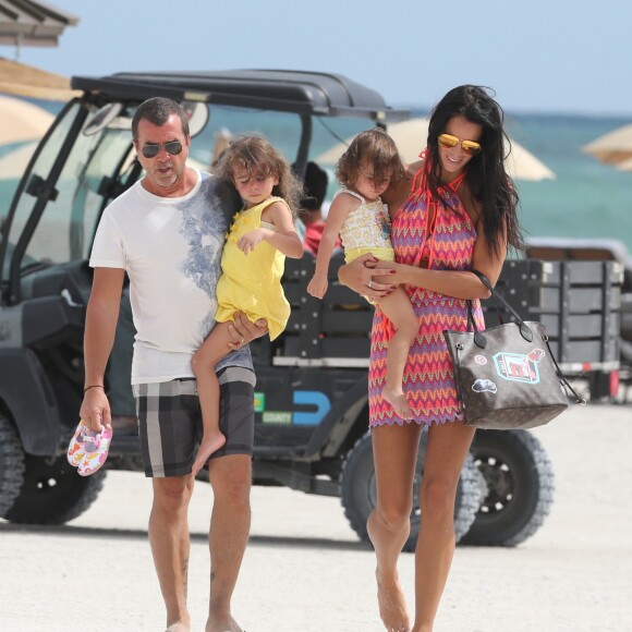 Arnaud Lagardère, sa femme Jade Foret et leurs filles Liva et Mila passent un après-midi à la plage à Miami le 24 octobre 2016.