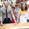 Le prince William et Kate Middleton, duchesse de Cambridge, ont été initiés à la confection de bretzels par le boulanger Andeas Gobes le 20 juillet 2017 sur le marché central d'Heidelberg lors de leur visite officielle en Allemagne.