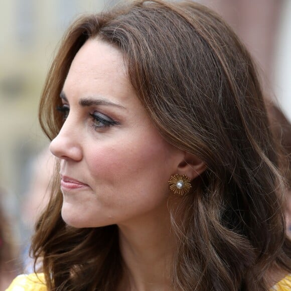 Le prince William et Kate Middleton, duchesse de Cambridge, ont visité le 20 juillet 2017 le marché central d'Heidelberg lors de leur visite officielle en Allemagne et sont essayés à la confection de bretzels et de confiseries.