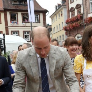 Le prince William et Kate Middleton, duchesse de Cambridge, ont visité le 20 juillet 2017 le marché central d'Heidelberg lors de leur visite officielle en Allemagne et sont essayés à la confection de bretzels et de confiseries.