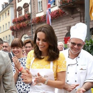 Le prince William et Kate Middleton, duchesse de Cambridge, ont visité le 20 juillet 2017 le marché central d'Heidelberg lors de leur visite officielle en Allemagne et sont essayés à la confection de bretzels et de confiseries.