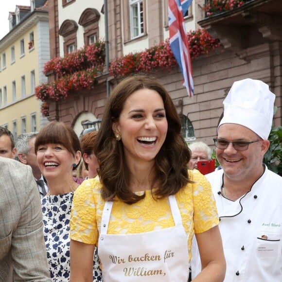 Le prince William et Kate Middleton, duchesse de Cambridge, ont visité le 20 juillet 2017 le marché central d'Heidelberg lors de leur visite officielle en Allemagne et sont essayés à la confection de bretzels et de confiseries.