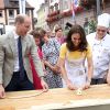 Le prince William et Kate Middleton, duchesse de Cambridge, ont visité le 20 juillet 2017 le marché central d'Heidelberg lors de leur visite officielle en Allemagne et sont essayés à la confection de bretzels et de confiseries.