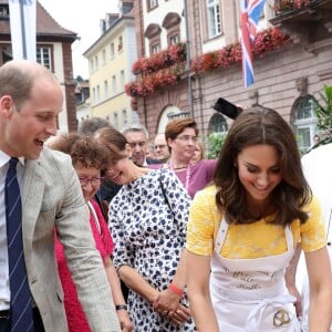 Le prince William et Kate Middleton, duchesse de Cambridge, ont visité le 20 juillet 2017 le marché central d'Heidelberg lors de leur visite officielle en Allemagne et sont essayés à la confection de bretzels et de confiseries.