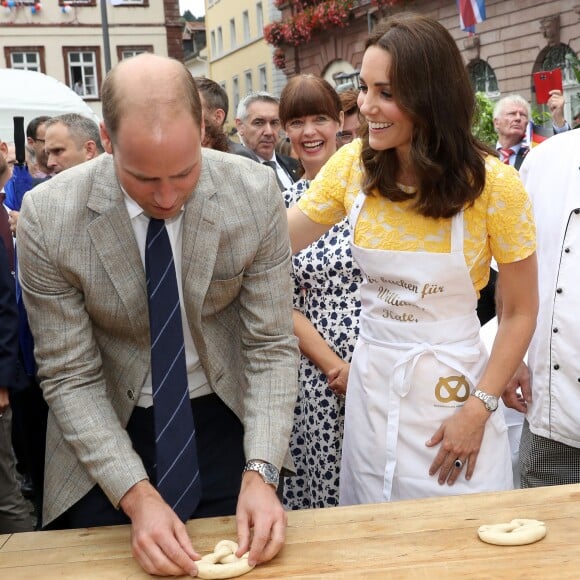 Le prince William et Kate Middleton, duchesse de Cambridge, ont été initiés à la confection de bretzels par le boulanger Andeas Gobes le 20 juillet 2017 sur le marché central d'Heidelberg lors de leur visite officielle en Allemagne.