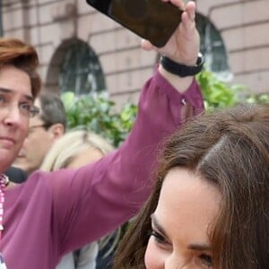 Le prince William et Kate Middleton, duchesse de Cambridge, ont visité le 20 juillet 2017 le marché central d'Heidelberg lors de leur visite officielle en Allemagne et sont essayés à la confection de bretzels et de confiseries.