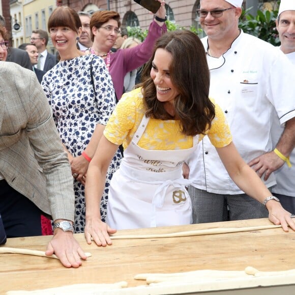 Le prince William et Kate Middleton, duchesse de Cambridge, ont visité le 20 juillet 2017 le marché central d'Heidelberg lors de leur visite officielle en Allemagne et sont essayés à la confection de bretzels et de confiseries.