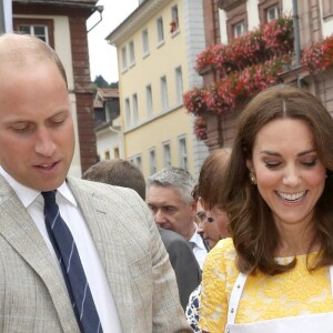 Le prince William et Kate Middleton, duchesse de Cambridge, ont été initiés à la confection de bretzels par le boulanger Andeas Gobes le 20 juillet 2017 sur le marché central d'Heidelberg lors de leur visite officielle en Allemagne.