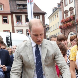 Le prince William et Kate Middleton, duchesse de Cambridge, ont visité le 20 juillet 2017 le marché central d'Heidelberg lors de leur visite officielle en Allemagne et sont essayés à la confection de bretzels et de confiseries.