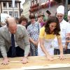 Le prince William et Kate Middleton, duchesse de Cambridge, ont visité le 20 juillet 2017 le marché central d'Heidelberg lors de leur visite officielle en Allemagne et sont essayés à la confection de bretzels et de confiseries.