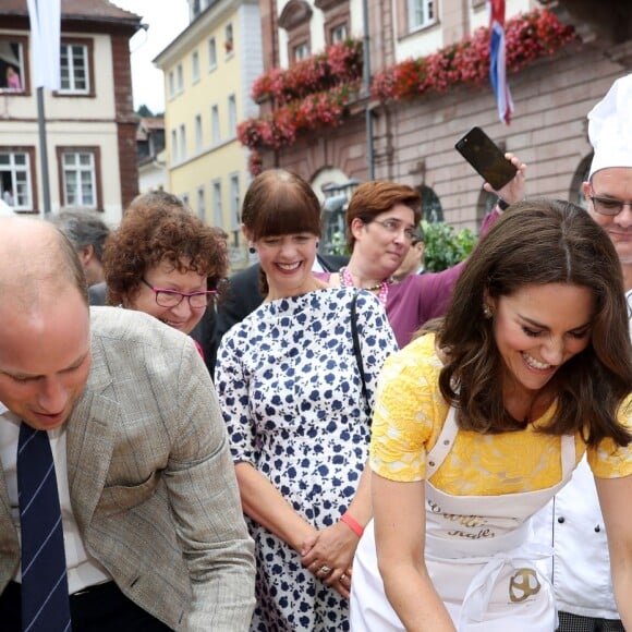 Le prince William et Kate Middleton, duchesse de Cambridge, ont visité le 20 juillet 2017 le marché central d'Heidelberg lors de leur visite officielle en Allemagne et sont essayés à la confection de bretzels et de confiseries.