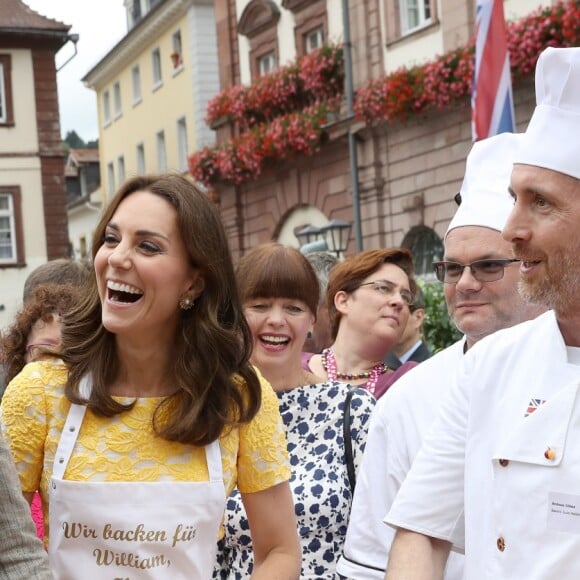 Le prince William et Kate Middleton, duchesse de Cambridge, ont été initiés à la confection de bretzels par le boulanger Andeas Gobes le 20 juillet 2017 sur le marché central d'Heidelberg lors de leur visite officielle en Allemagne.