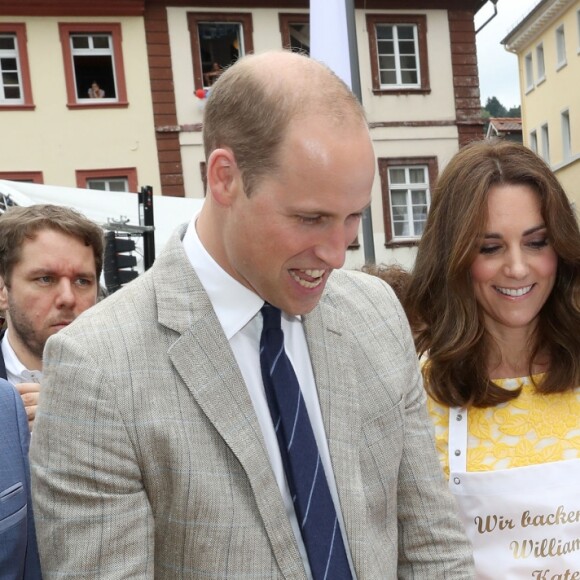 Le prince William et Kate Middleton, duchesse de Cambridge, ont visité le 20 juillet 2017 le marché central d'Heidelberg lors de leur visite officielle en Allemagne et sont essayés à la confection de bretzels et de confiseries.