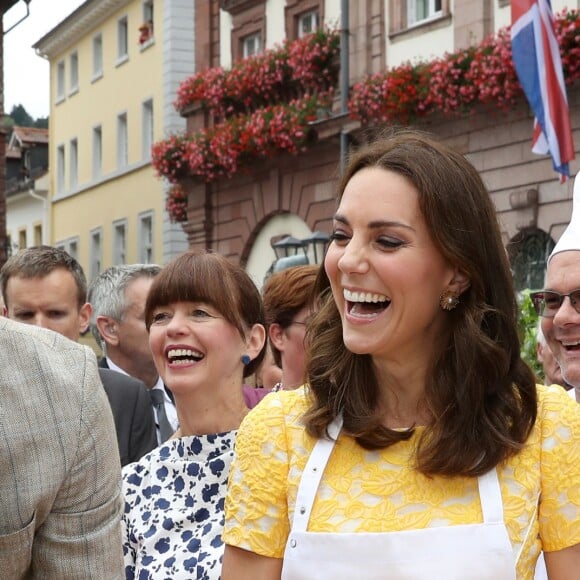 Le prince William et Kate Middleton, duchesse de Cambridge, ont visité le 20 juillet 2017 le marché central d'Heidelberg lors de leur visite officielle en Allemagne et sont essayés à la confection de bretzels et de confiseries.