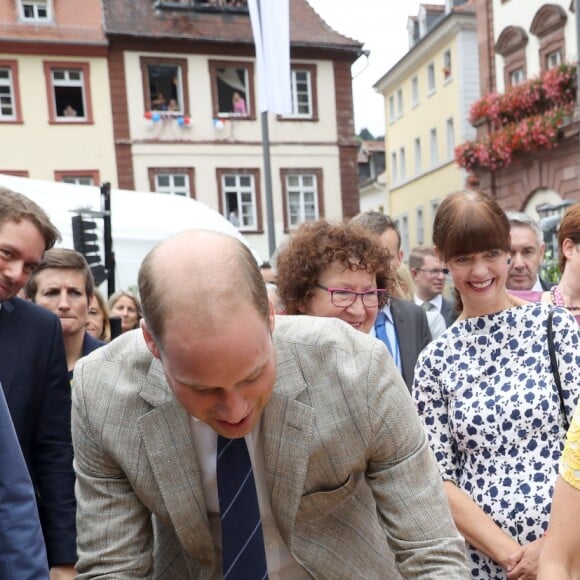 Le prince William et Kate Middleton, duchesse de Cambridge, ont visité le 20 juillet 2017 le marché central d'Heidelberg lors de leur visite officielle en Allemagne et sont essayés à la confection de bretzels et de confiseries.