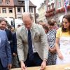 Le prince William et Kate Middleton, duchesse de Cambridge, ont visité le 20 juillet 2017 le marché central d'Heidelberg lors de leur visite officielle en Allemagne et sont essayés à la confection de bretzels et de confiseries.