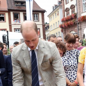 Le prince William et Kate Middleton, duchesse de Cambridge, ont visité le 20 juillet 2017 le marché central d'Heidelberg lors de leur visite officielle en Allemagne et sont essayés à la confection de bretzels et de confiseries.