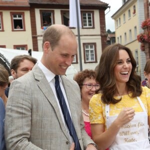 Le prince William et Kate Middleton, duchesse de Cambridge, ont visité le 20 juillet 2017 le marché central d'Heidelberg lors de leur visite officielle en Allemagne et sont initiés à la confection de bretzels et de confiseries.