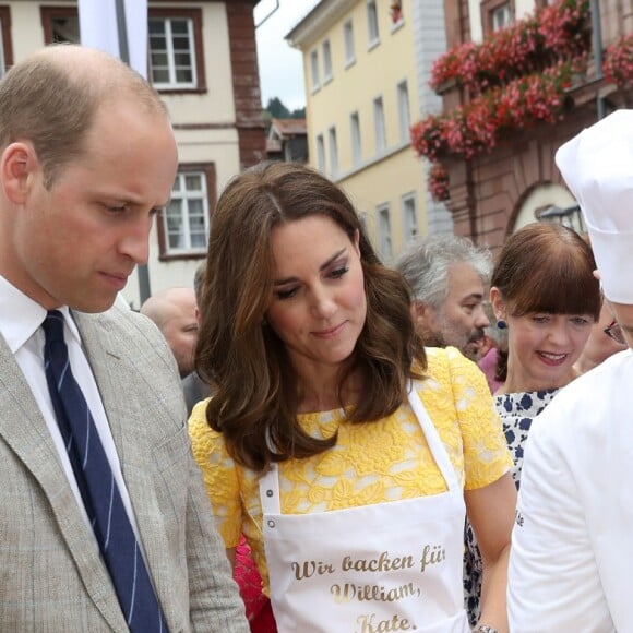 Le prince William et Kate Middleton, duchesse de Cambridge, ont visité le 20 juillet 2017 le marché central d'Heidelberg lors de leur visite officielle en Allemagne et sont initiés à la confection de bretzels et de confiseries.