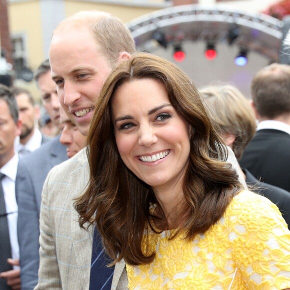 Le prince William et Kate Middleton, duchesse de Cambridge, ont visité le 20 juillet 2017 le marché central d'Heidelberg lors de leur visite officielle en Allemagne et sont initiés à la confection de bretzels et de confiseries.