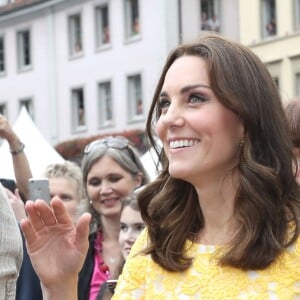 Le prince William et Kate Middleton, duchesse de Cambridge, ont visité le 20 juillet 2017 le marché central d'Heidelberg lors de leur visite officielle en Allemagne et sont initiés à la confection de bretzels et de confiseries.