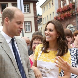 Le prince William et Kate Middleton, duchesse de Cambridge, ont visité le 20 juillet 2017 le marché central d'Heidelberg lors de leur visite officielle en Allemagne et sont initiés à la confection de bretzels et de confiseries.