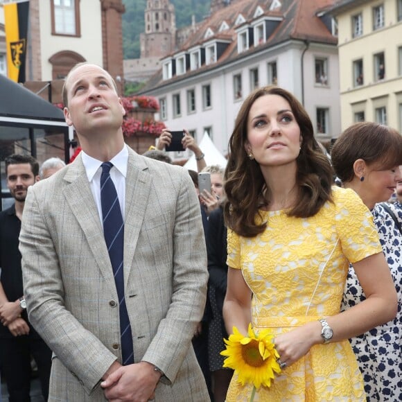 Le prince William et Kate Middleton, duchesse de Cambridge, ont visité le 20 juillet 2017 le marché central d'Heidelberg lors de leur visite officielle en Allemagne et sont initiés à la confection de bretzels et de confiseries.