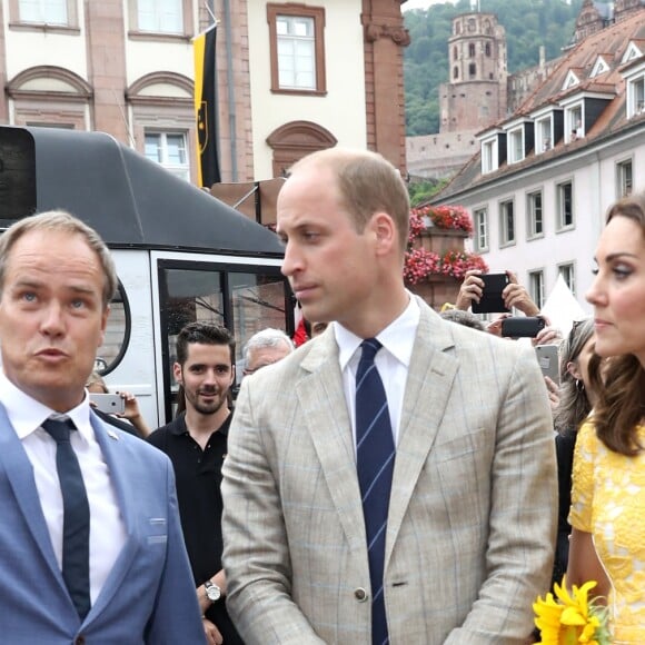 Le prince William et Kate Middleton, duchesse de Cambridge, ont visité le 20 juillet 2017 le marché central d'Heidelberg lors de leur visite officielle en Allemagne et sont initiés à la confection de bretzels et de confiseries.