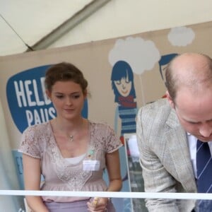 Le prince William et Kate Middleton, duchesse de Cambridge, ont visité le 20 juillet 2017 le marché central d'Heidelberg lors de leur visite officielle en Allemagne et sont initiés à la confection de bretzels et de confiseries.