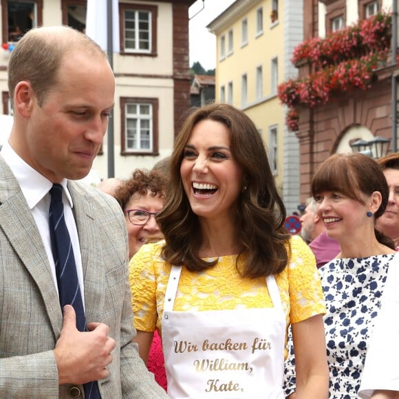 Le prince William et Kate Middleton, duchesse de Cambridge, ont visité le 20 juillet 2017 le marché central d'Heidelberg lors de leur visite officielle en Allemagne et sont initiés à la confection de bretzels et de confiseries.