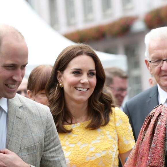 Le prince William et Kate Middleton, duchesse de Cambridge, ont visité le 20 juillet 2017 le marché central d'Heidelberg lors de leur visite officielle en Allemagne et sont initiés à la confection de bretzels et de confiseries.