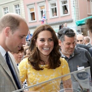 Le prince William et Kate Middleton, duchesse de Cambridge, ont visité le 20 juillet 2017 le marché central d'Heidelberg lors de leur visite officielle en Allemagne et sont initiés à la confection de bretzels et de confiseries.