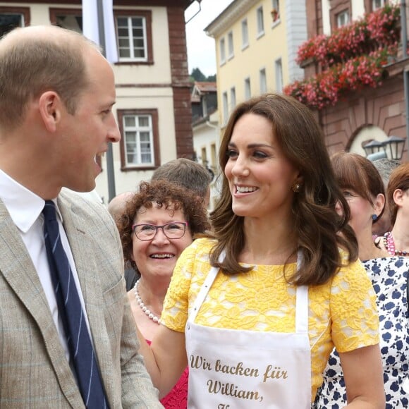 Le prince William et Kate Middleton, duchesse de Cambridge, ont visité le 20 juillet 2017 le marché central d'Heidelberg lors de leur visite officielle en Allemagne et sont initiés à la confection de bretzels et de confiseries.